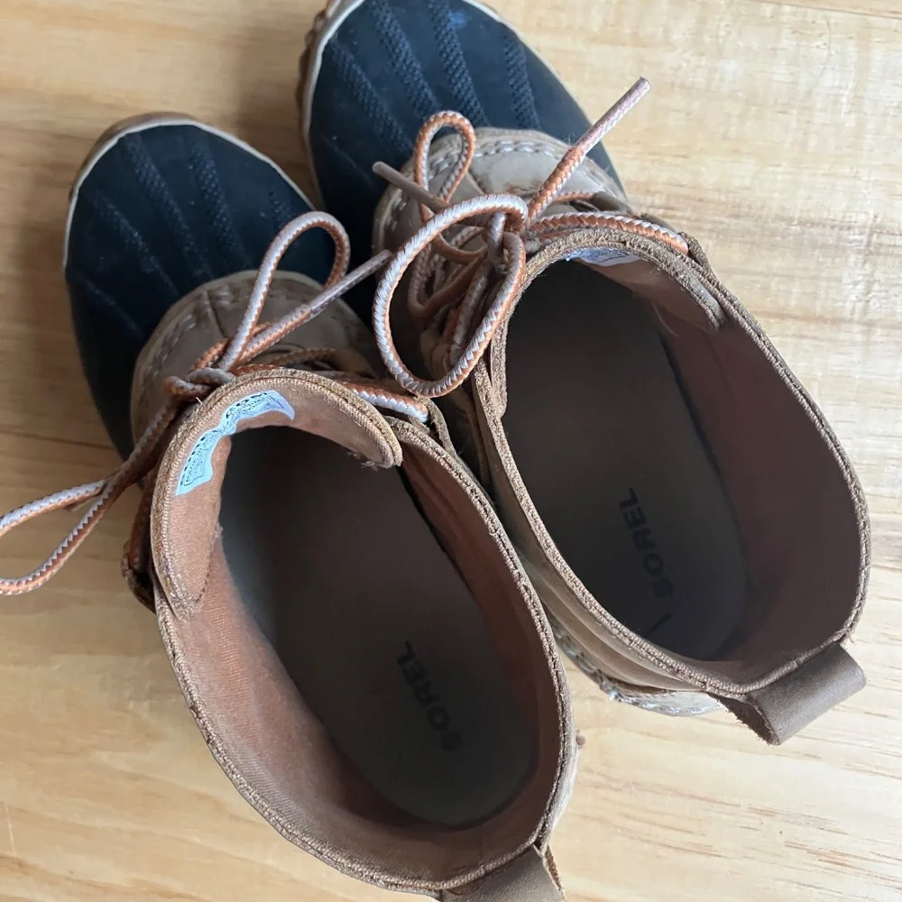 Sorel out and about boots, size 5